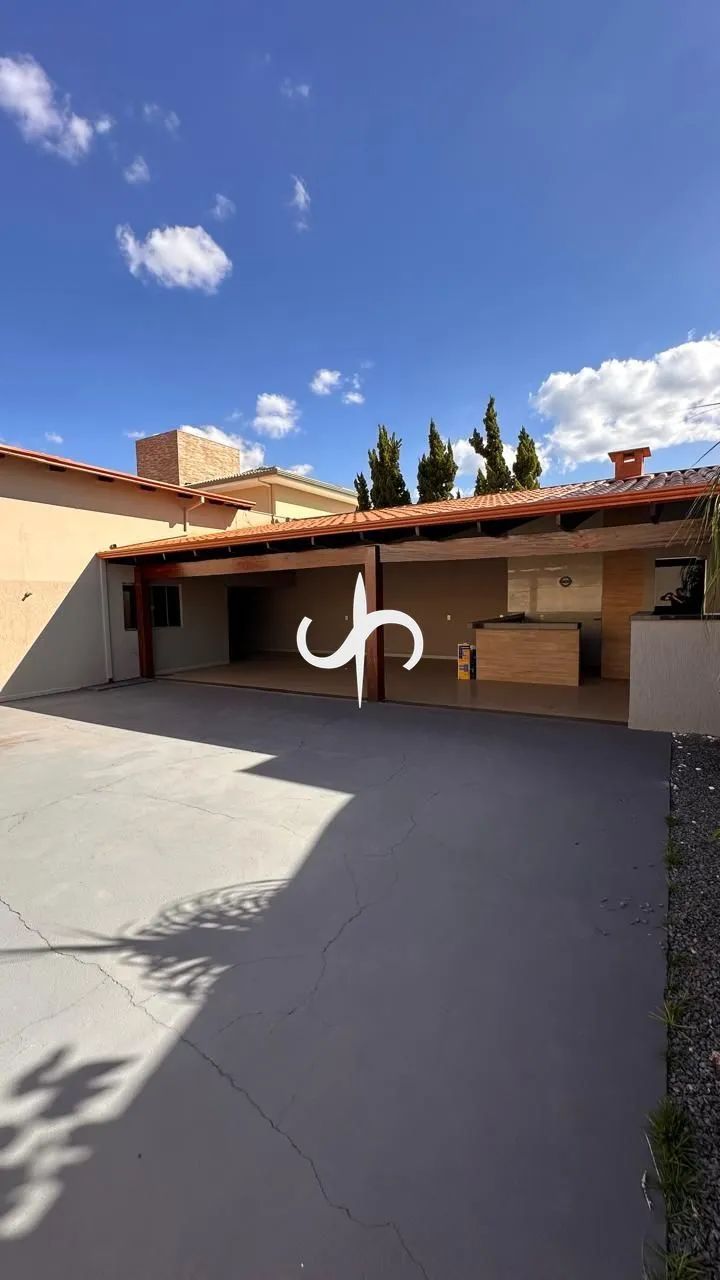 Casa com 3 Quartos e Suíte em Lote de 420 m² - Anápolis City
