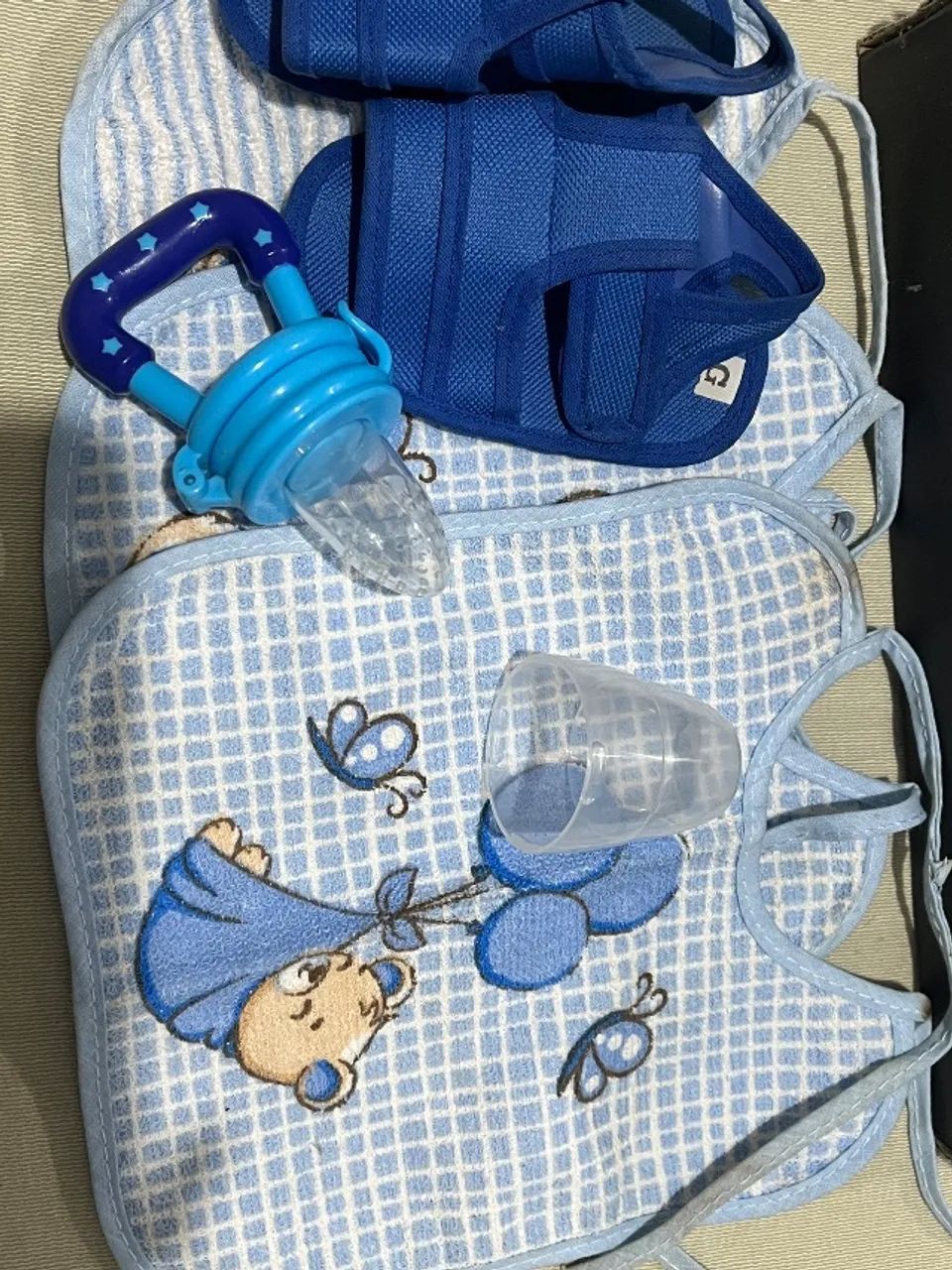 3 babador + chupeta de IA + sandália 