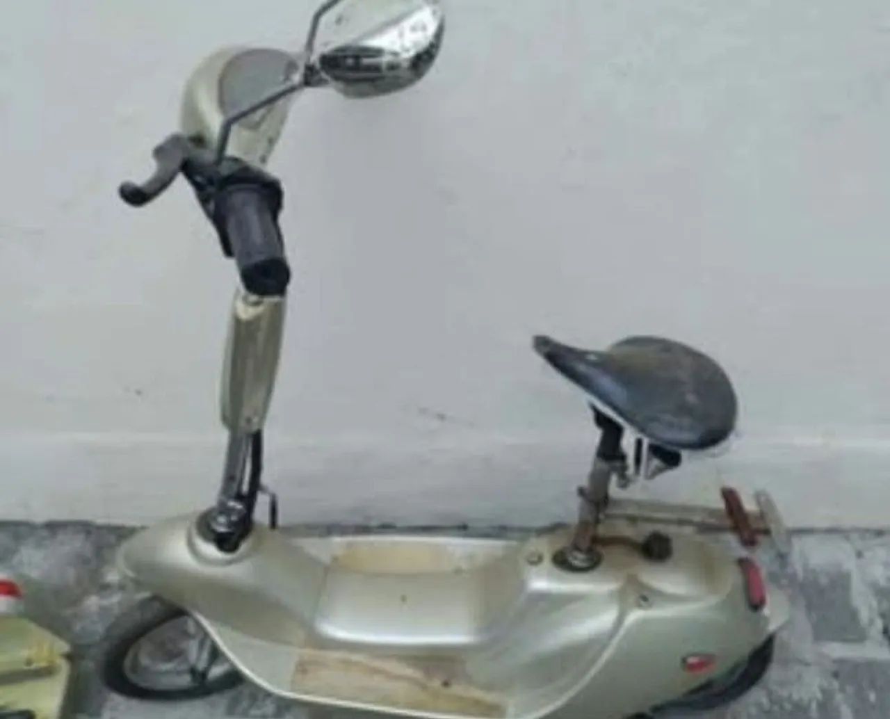 Scooter Elétrica Antiga Prateada - Para Restaurar / Decoração