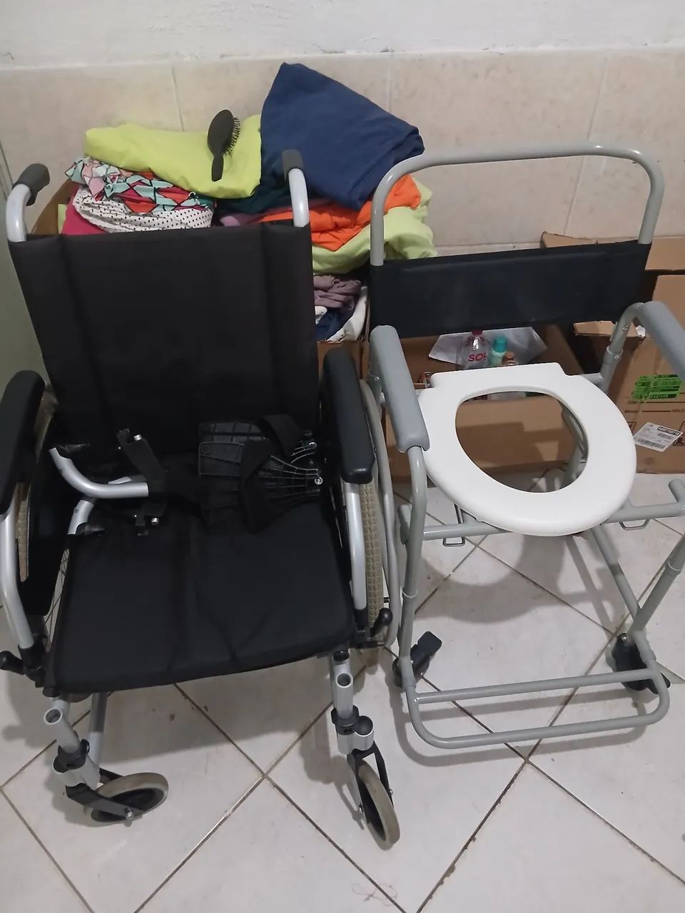 CADEIRA DE RODAS / CADEIRA DE BANHO - Foto 2