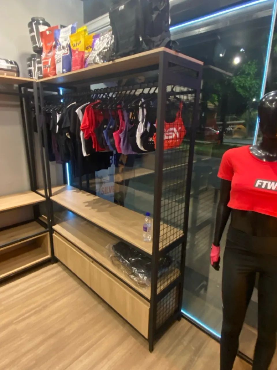 Arara de roupas com prateleiras e Gaveteiro  