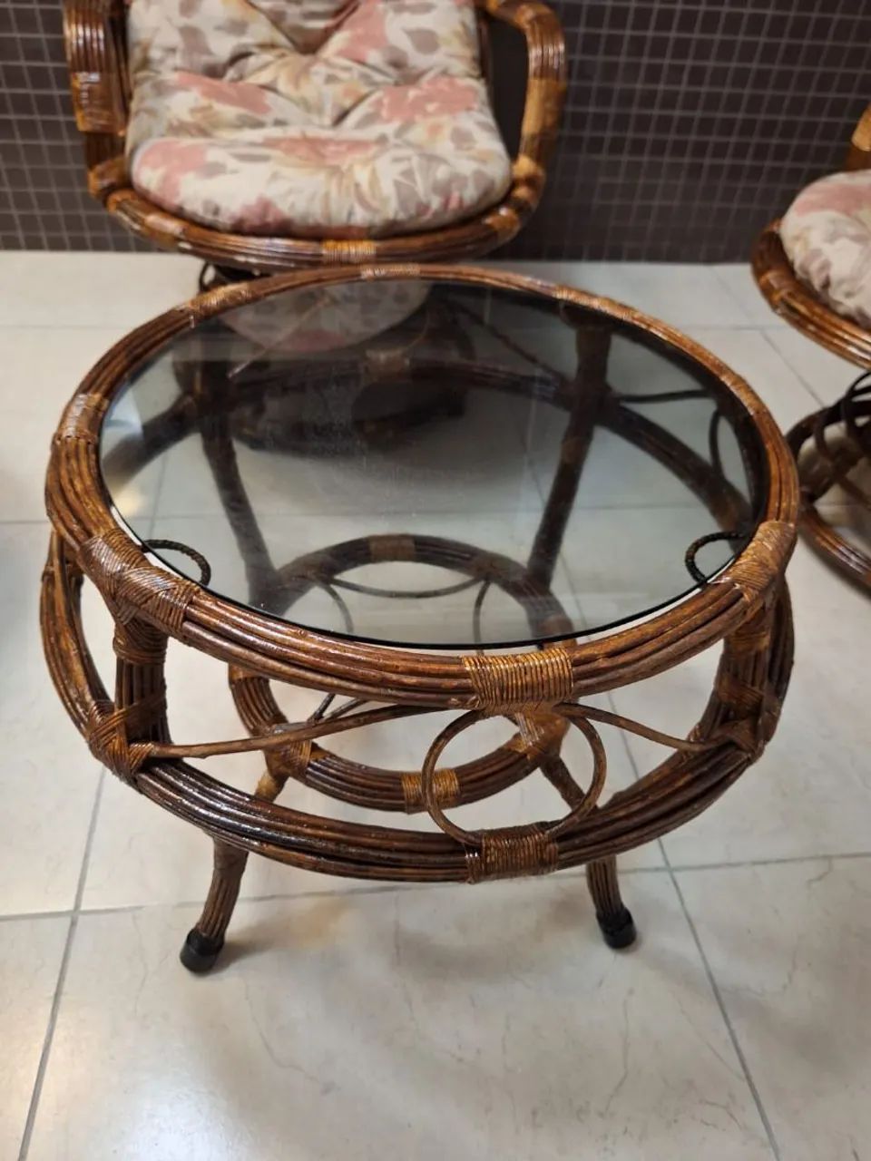 Vendo 3 cadeiras ornamentais  e 1 Centro  de bambu seminovos - Foto 5
