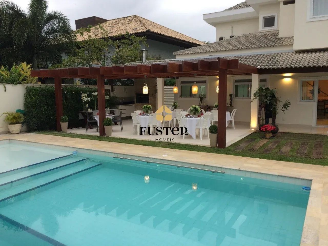 CASA LINDA COM ÁREA EXCLUSIVA DE CHURRASCO