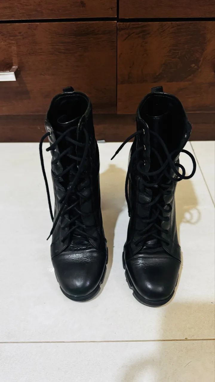 Bota Preta Cano Médio com Cadarço