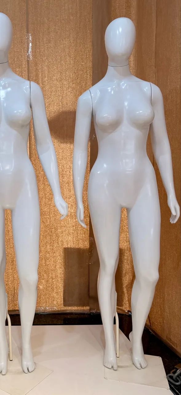Manequim feminino de plástico em ótimo estado 