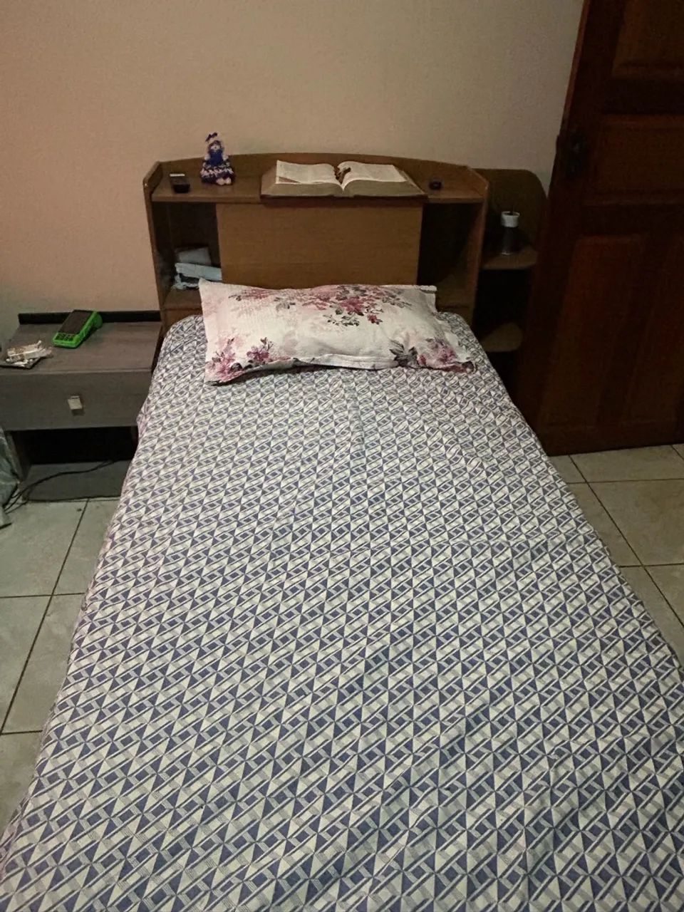 Cama de solteira com baú e prateleira 