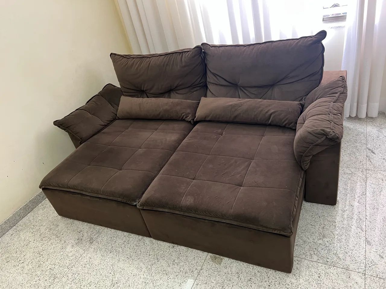 Sofá retrátil de 2,50 metros tecido suede  - Foto 4