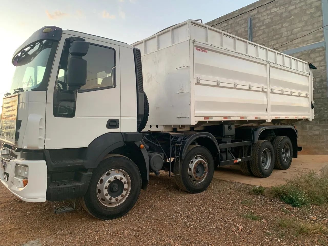 Iveco Tector 240E22 2012/2013 - 4º Eixo com Caçamba Agrícola