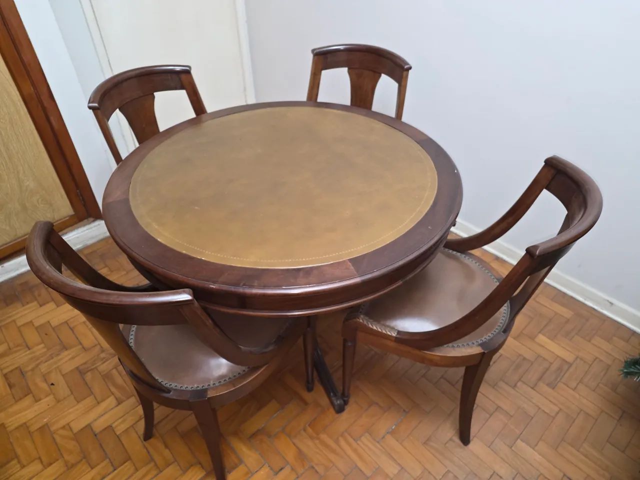 Mesa com 4 gavetas e  4 cadeiras estofadas, para jogo de cartas.  - Foto 5