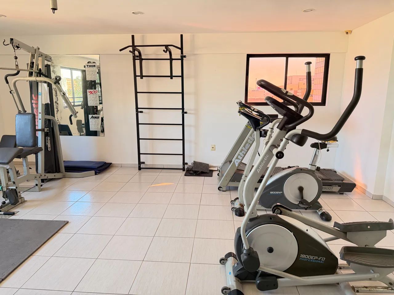 Alugo quarto e sala mobiliado perto da praia 