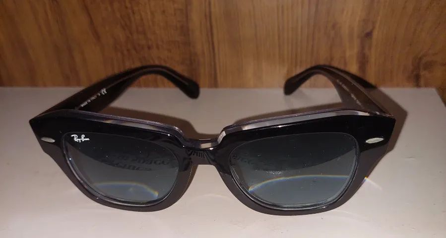 Proteção e estilo com estes óculos Rayban de acetato preto. Design moderno e qualidade inc