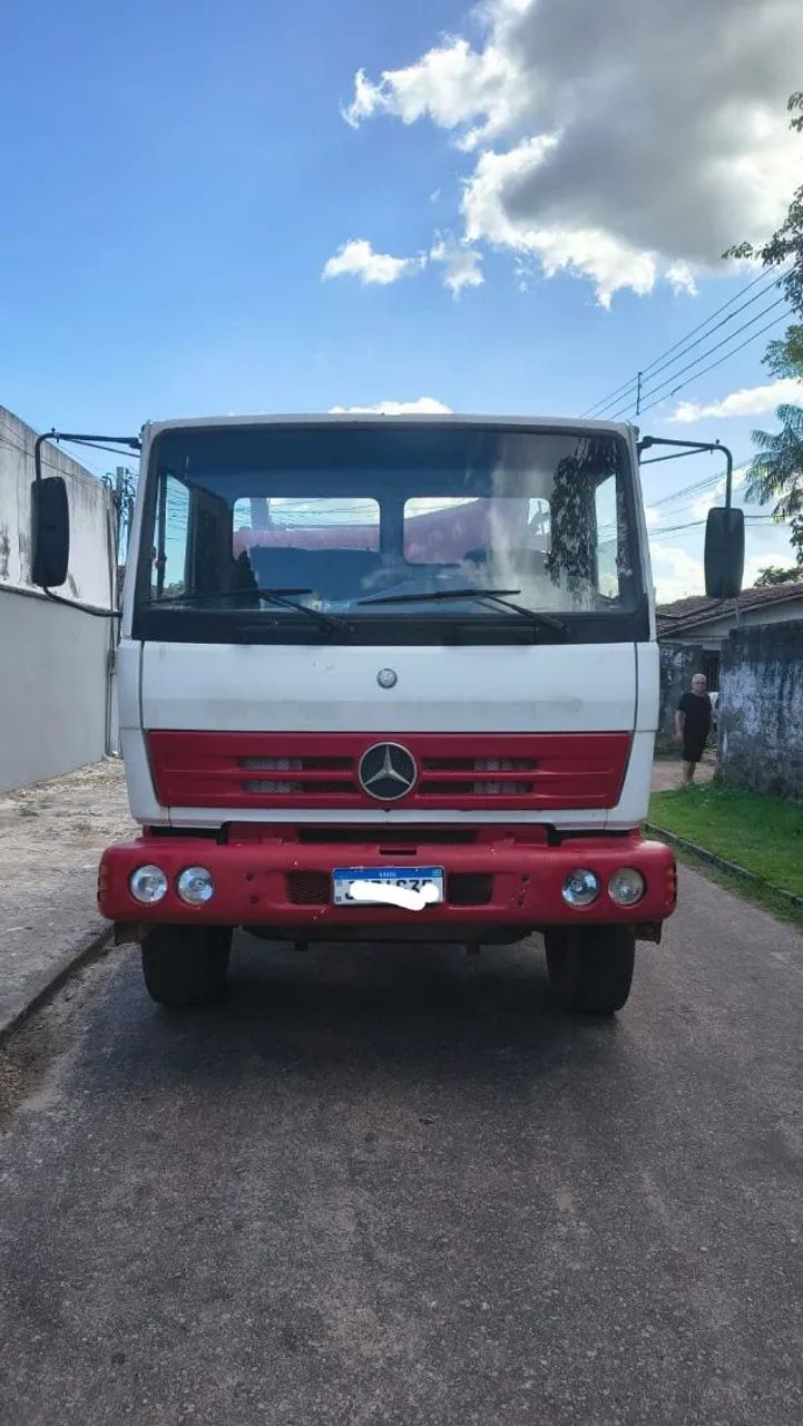 Caminhão poliguindaste 