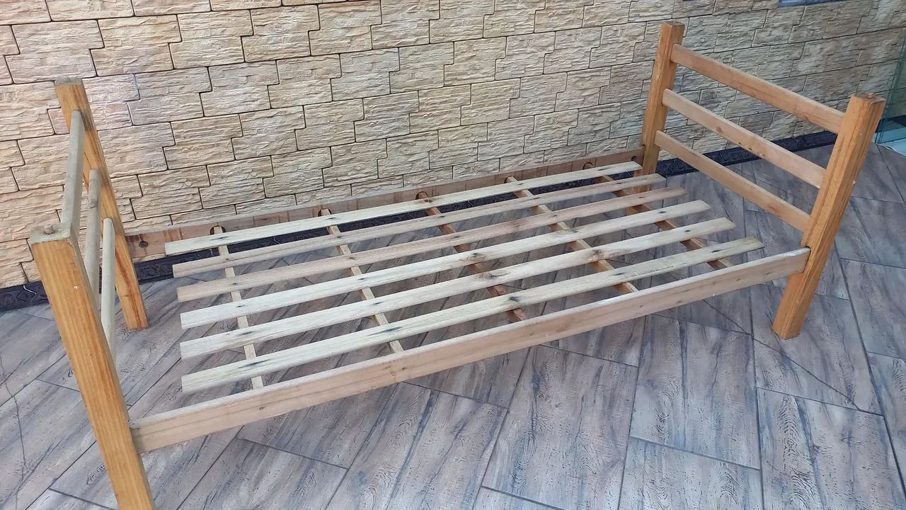 Entrego: Cama de madeira maciça Solteiro usada anos 90 - Foto 3