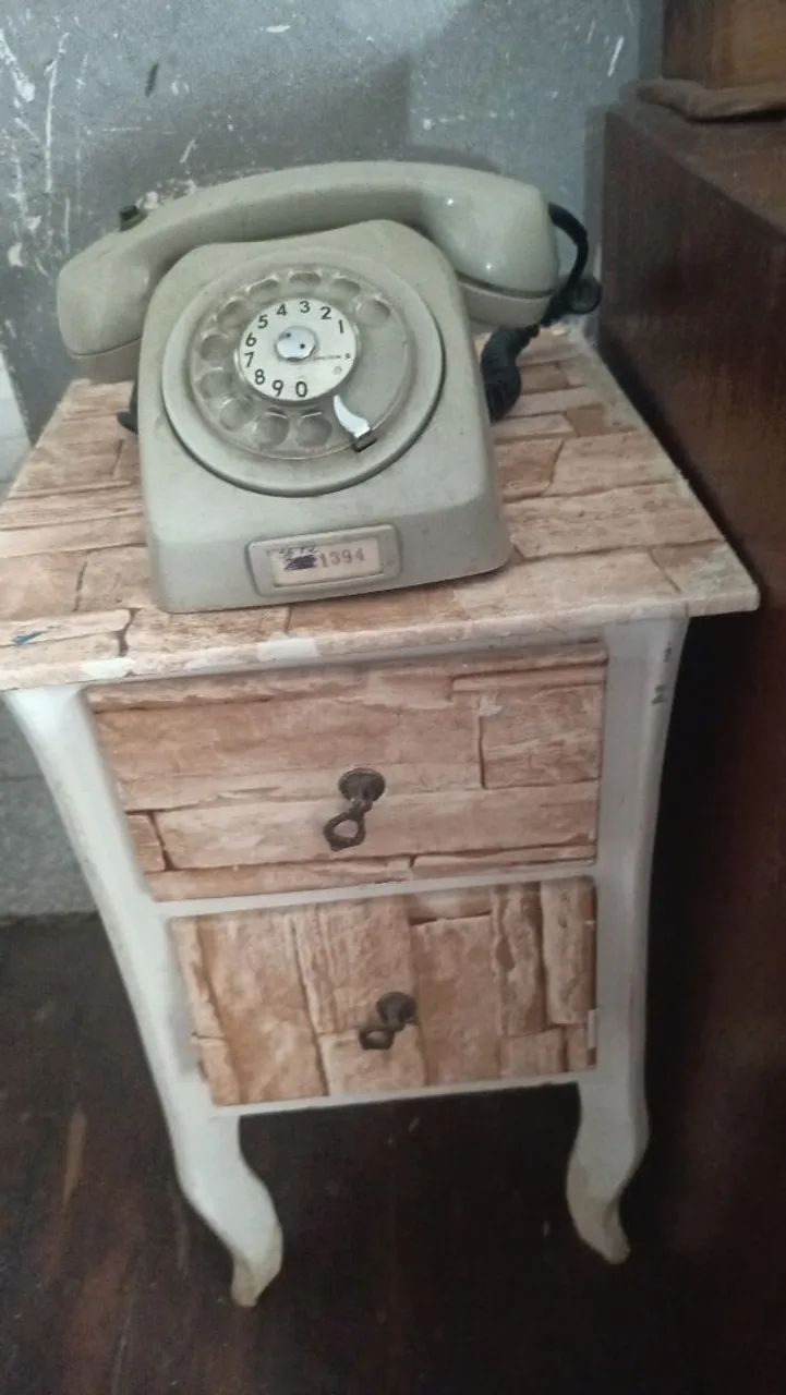 Mesinha com telefone 