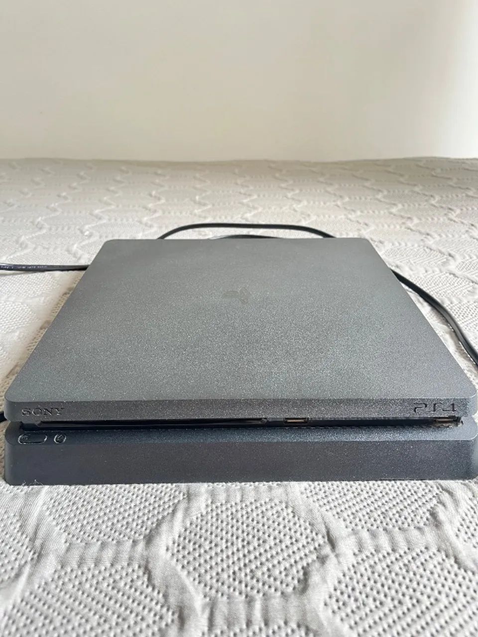 PlayStation 4 com 2 controles e 1TB - Foto 2