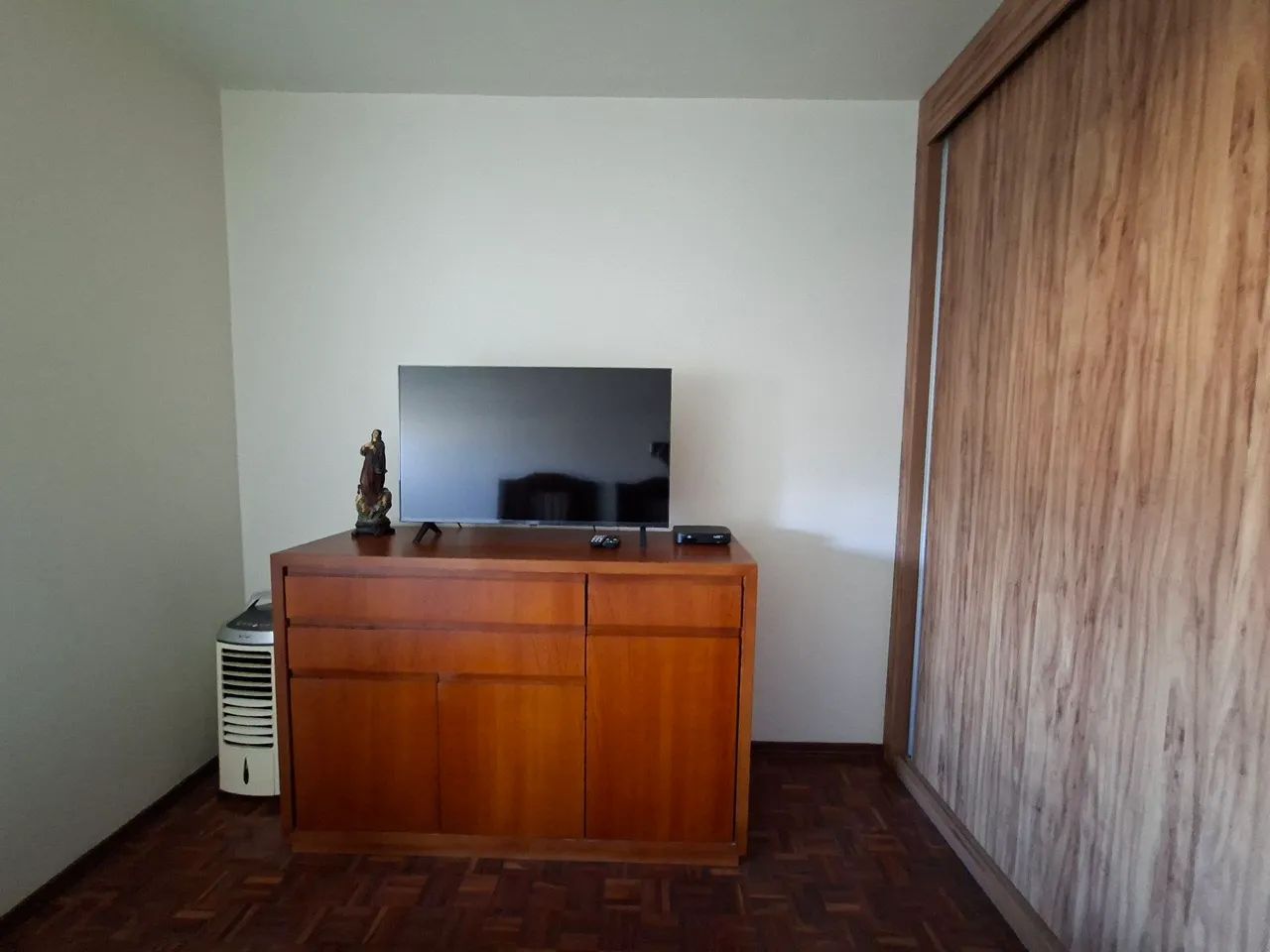 Móvel com 6 Repartições