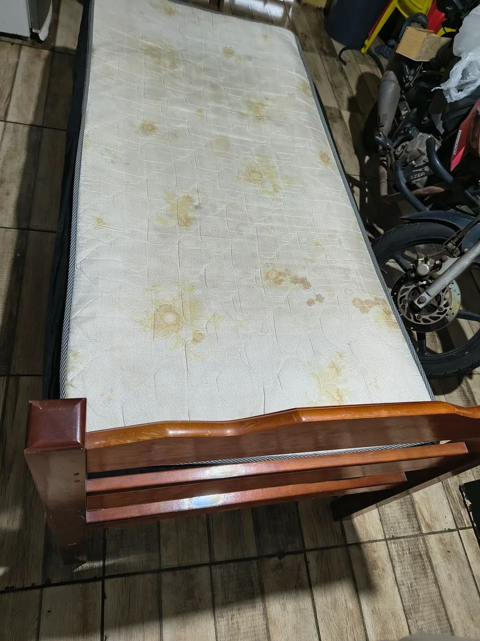 Cama de madeira com colchão  - Foto 2