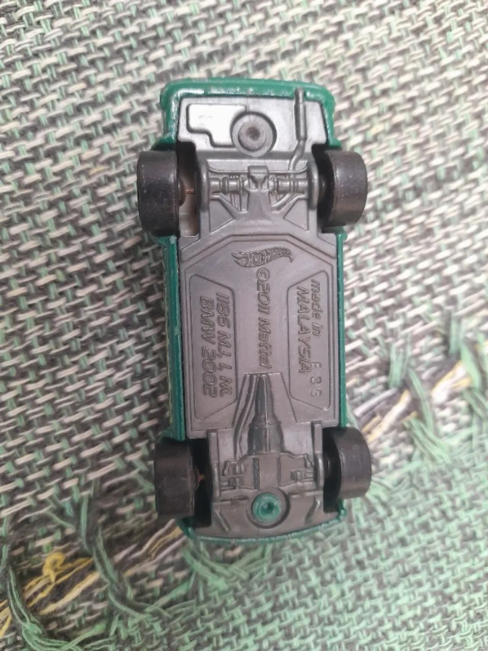 Carrinho Hot Wheels BMW 2002 na cor verde - Foto 5