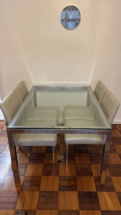 Mesa de vidro com 4 cadeiras ? R$250