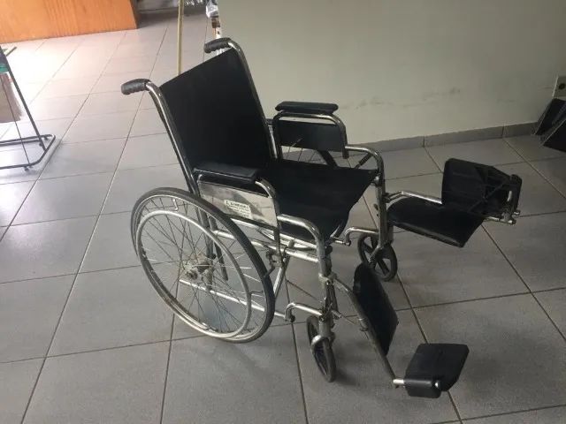 Cadeira de rodas com regulagem para as pernas