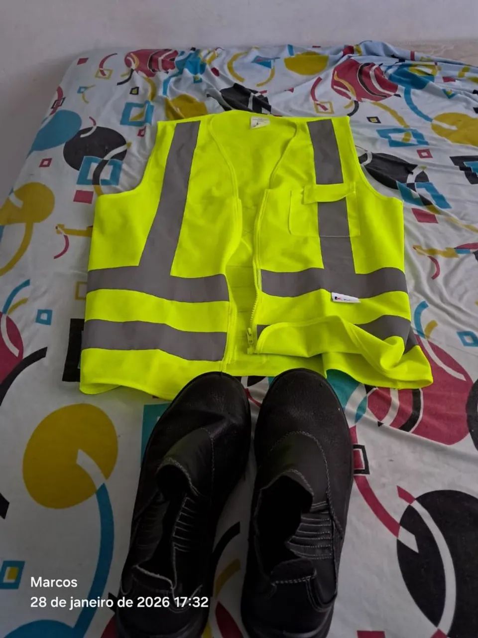 Vende-se um Colete De Refletivo e uma bota na número 42  - Foto 4