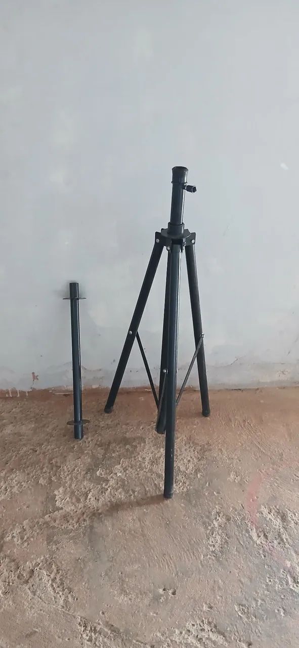 Pedestais de microfone e caixa de som  - Foto 3