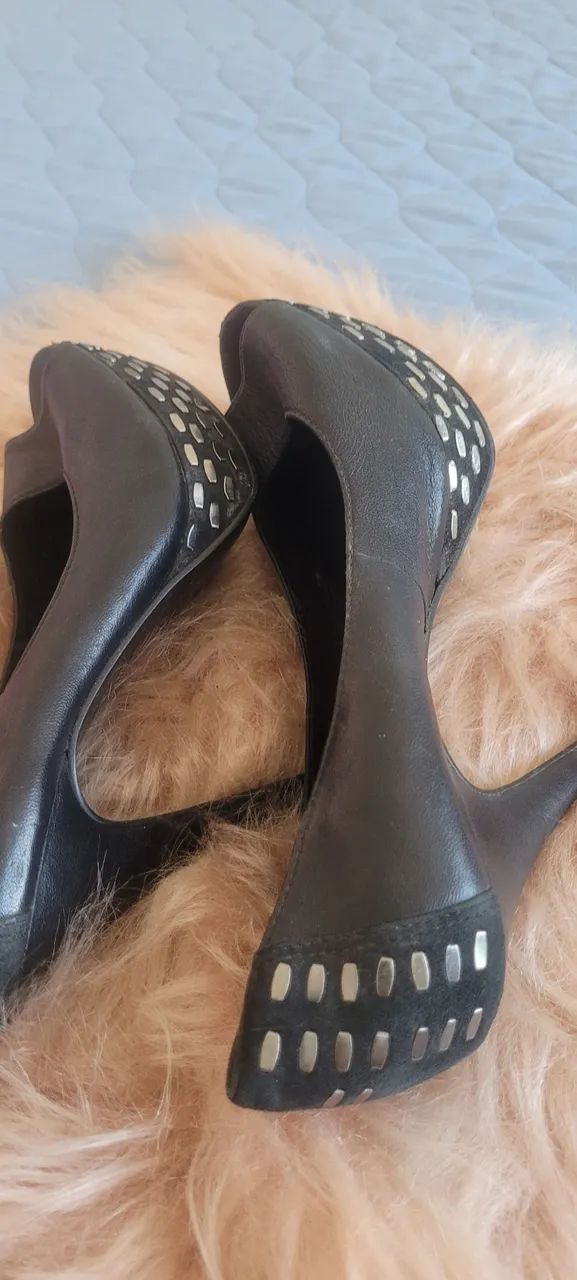 Peep toe preto em couro Arezzo - Foto 5