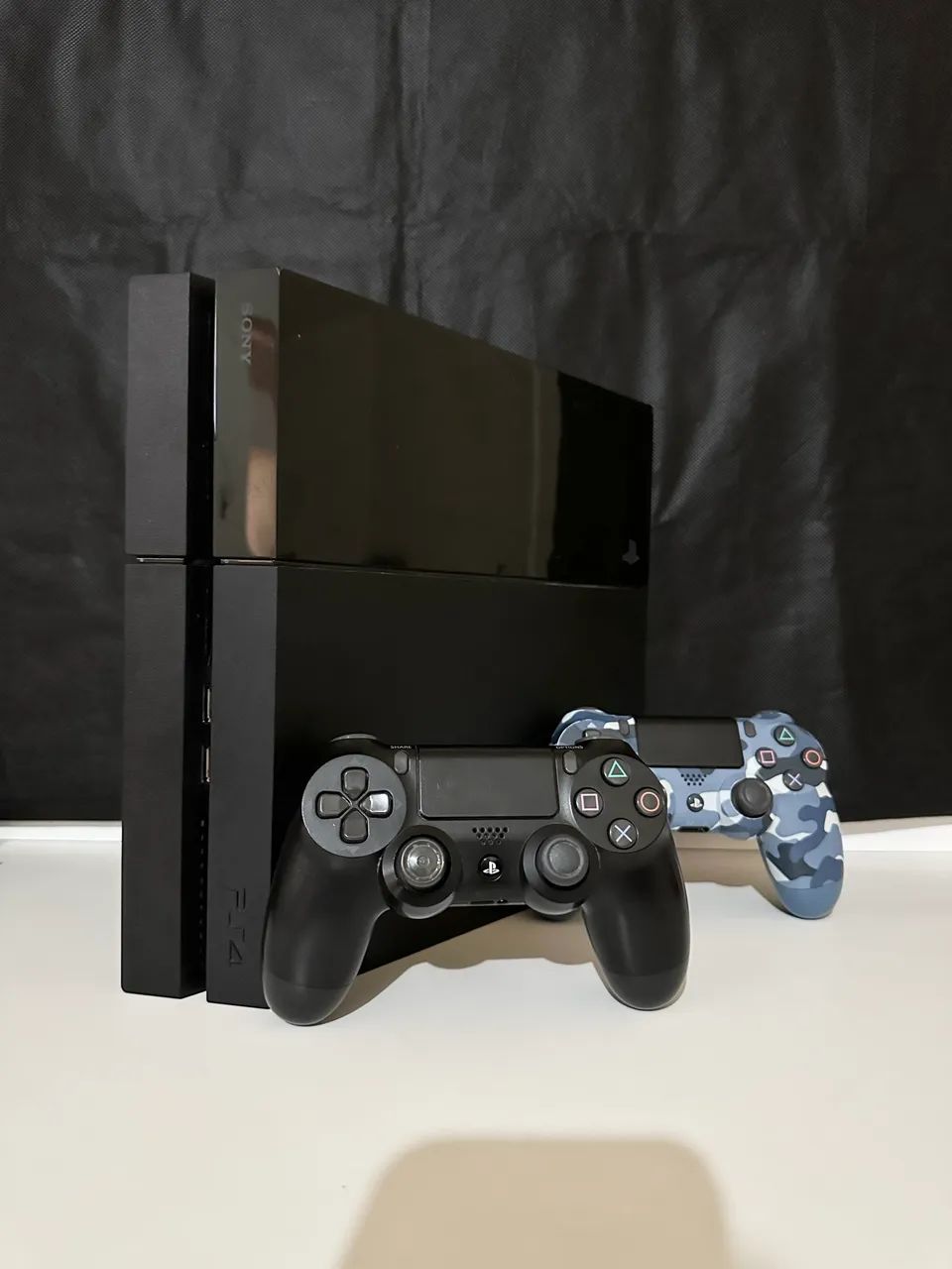 PlayStation 4 com 2 controles 
