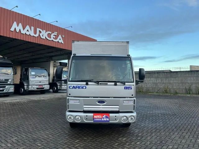 Ford Cargo 815E ano 2012 com Baú Seco 
