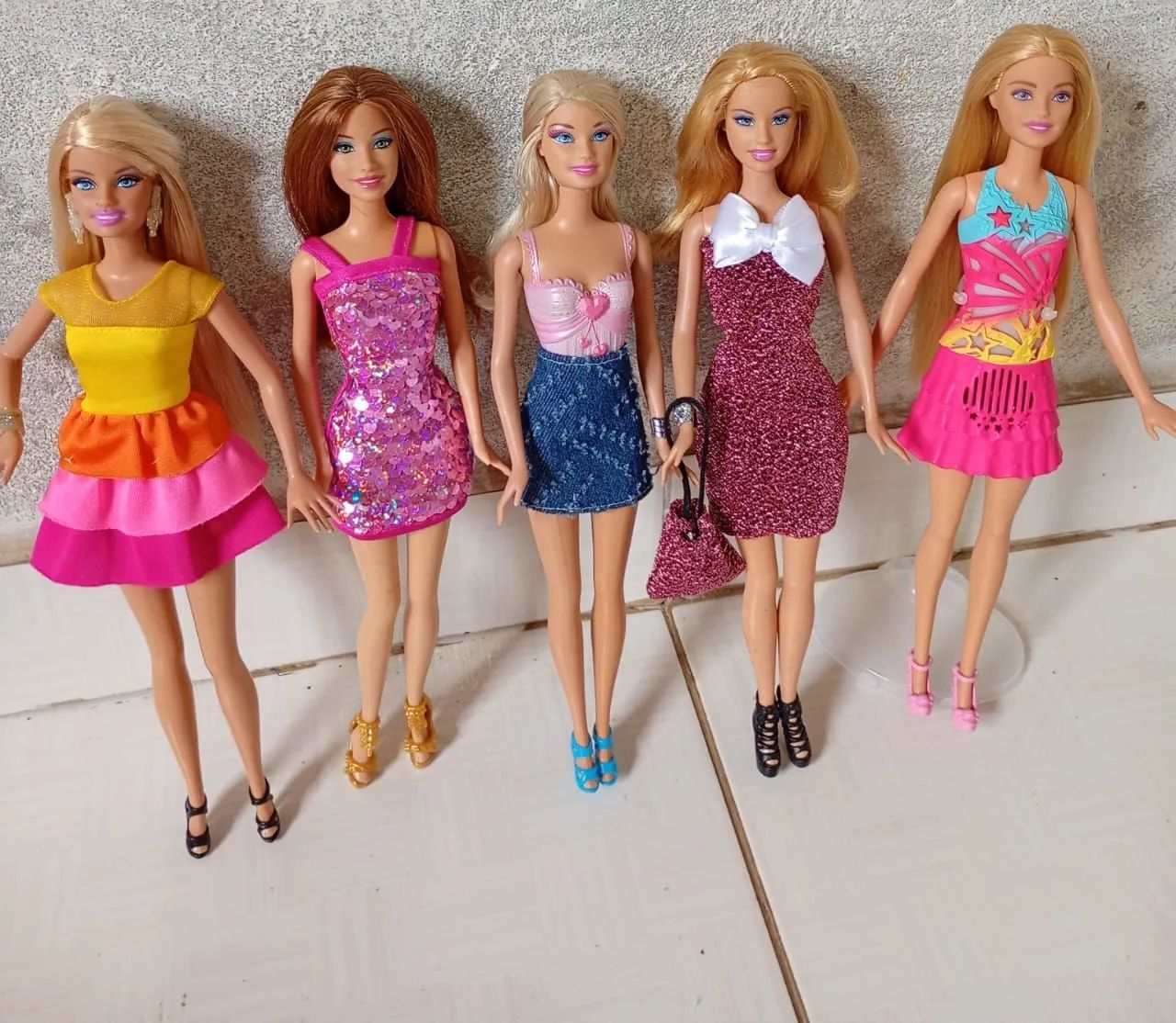Lote com 5 Barbies 