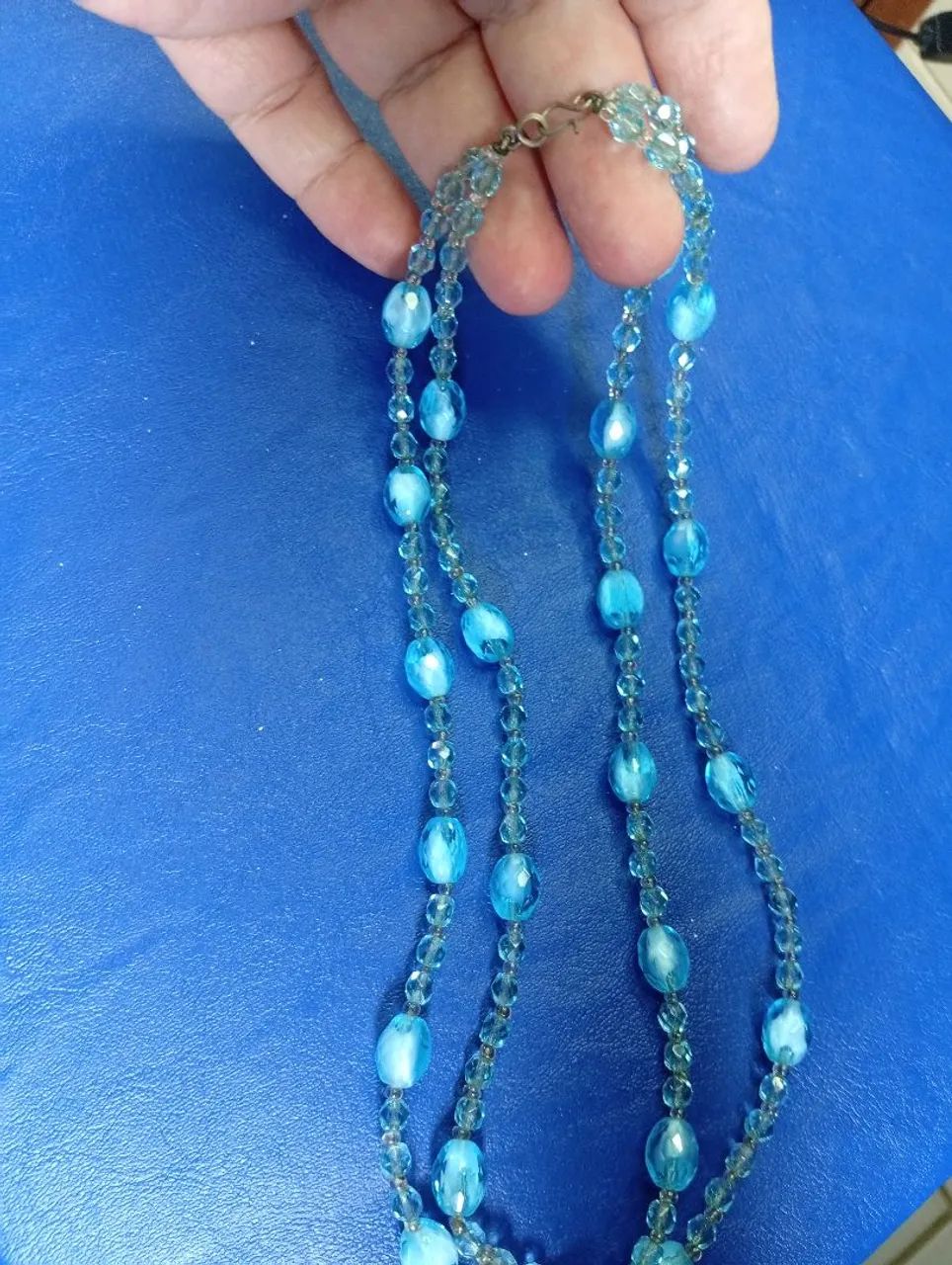 Vendo colar de contas azul de tamanho variados 