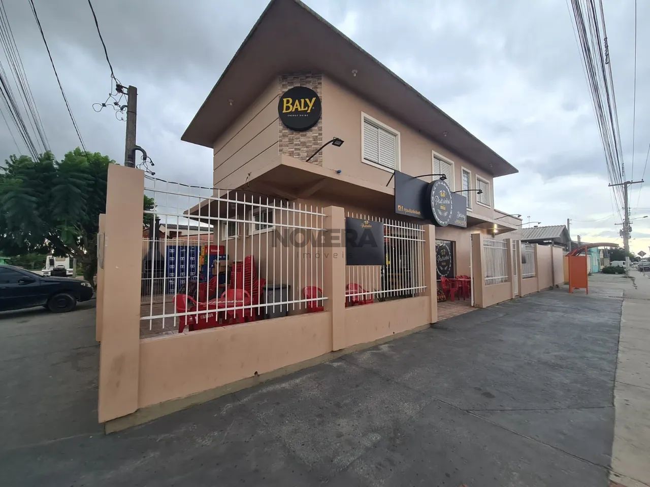 Prédio comercial e residencial em rua movimentada próximo ao Krolow