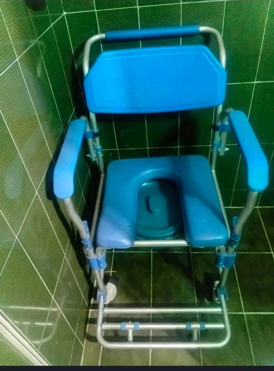 Vendo Cadeira Higiênica c almofada - Foto 2