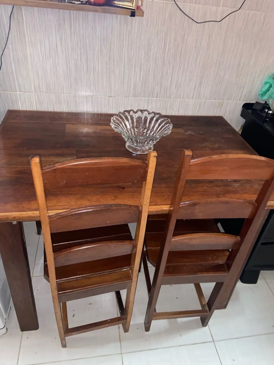 Mesa de madeira com cadeiras 