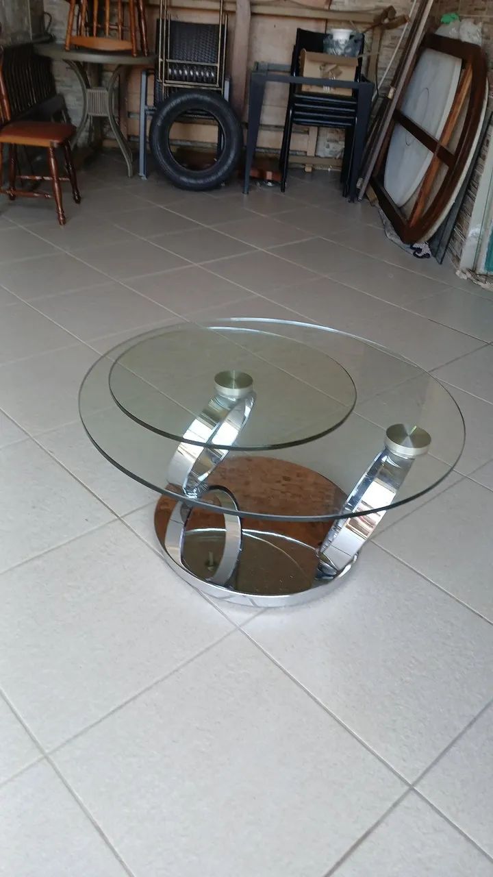 Lindíssima mesa de centro argolas inox giratorias e vidro.