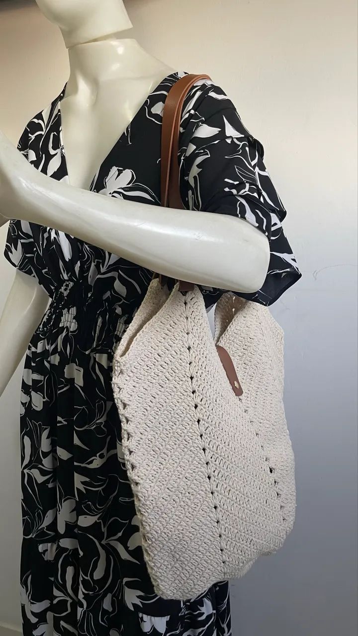 Bolsa de ombro branca feita de crochê com alça de couro sintético nova