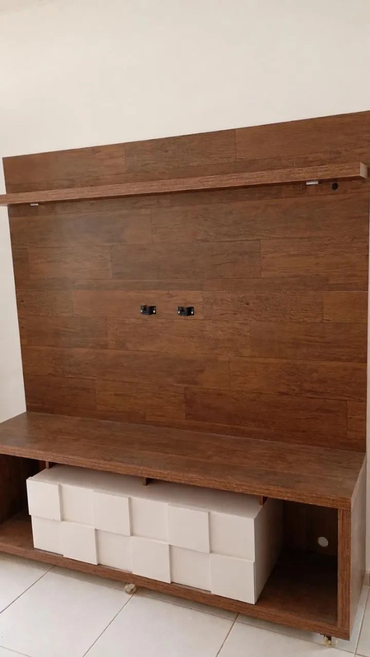 RACK COM PAINEL DE MADEIRA