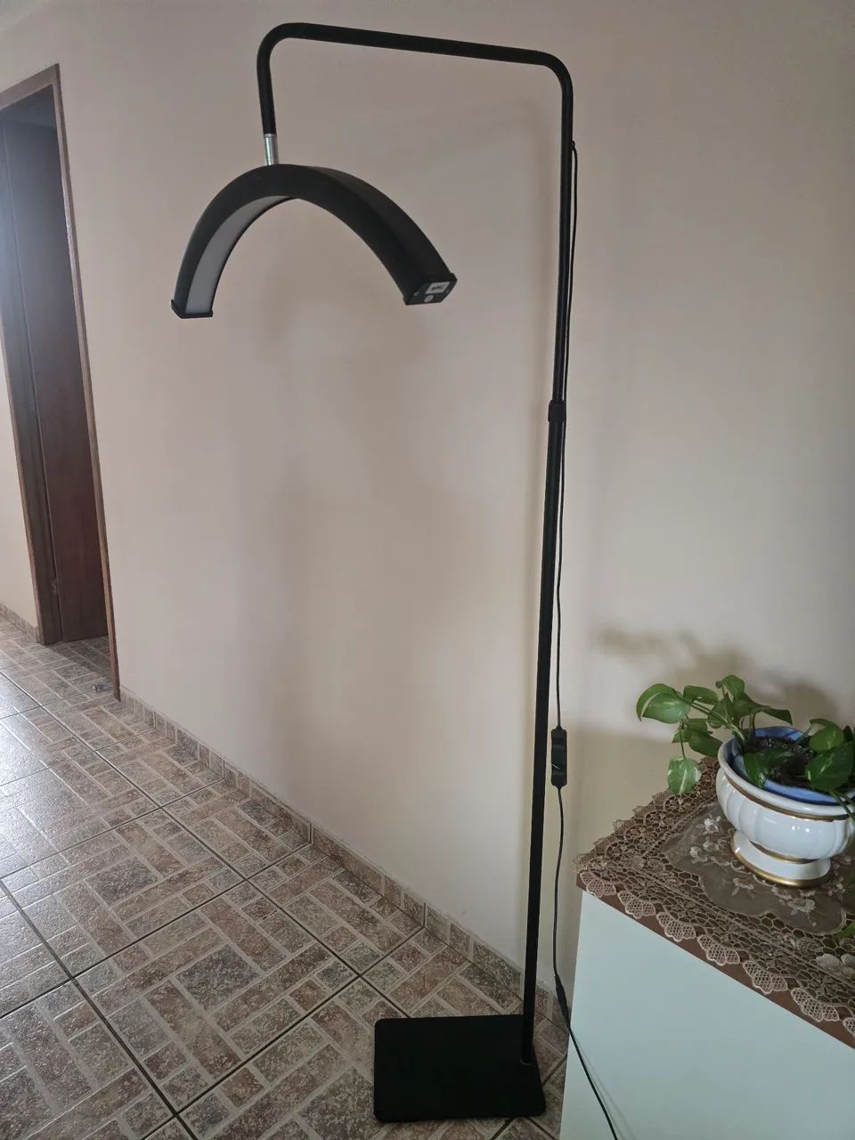 Vendo luminária meia Lua pouco usada - Foto 4