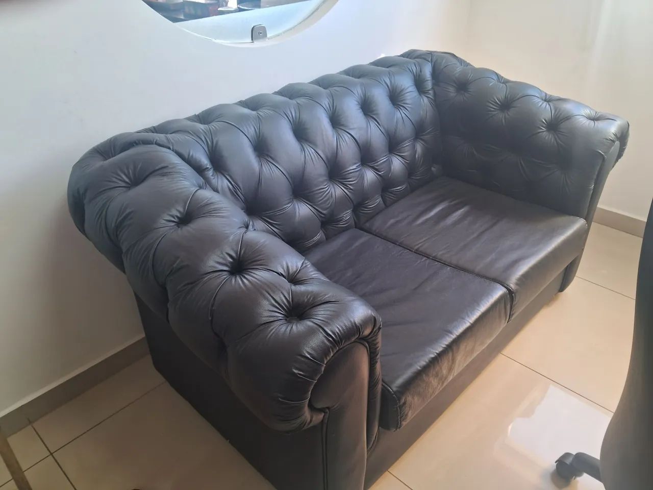 Sofa 2 lugares chesterfield capitone