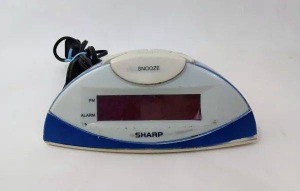Antigo Despertador Digital da Marca Sharp - Funcionando - Medindo 15cm 