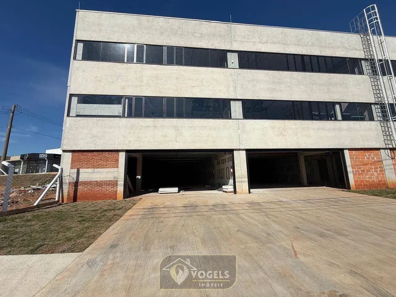 SALA COMERCIAL PARA LOCAÇÃO EM JAGUARIÚNA/SP COM ESTACIONAMENTO FRONTAL E EXCELENTE LOCALI