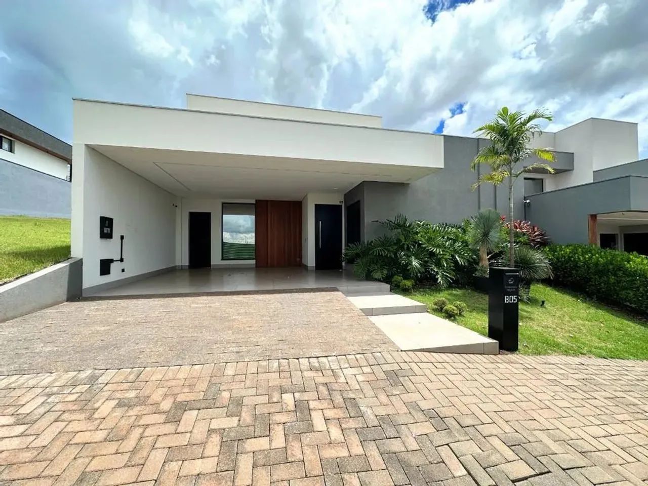 Casa à venda em Maringá, Parque Industrial, com 3 suítes, com 220 m², Condomínio Horizonta