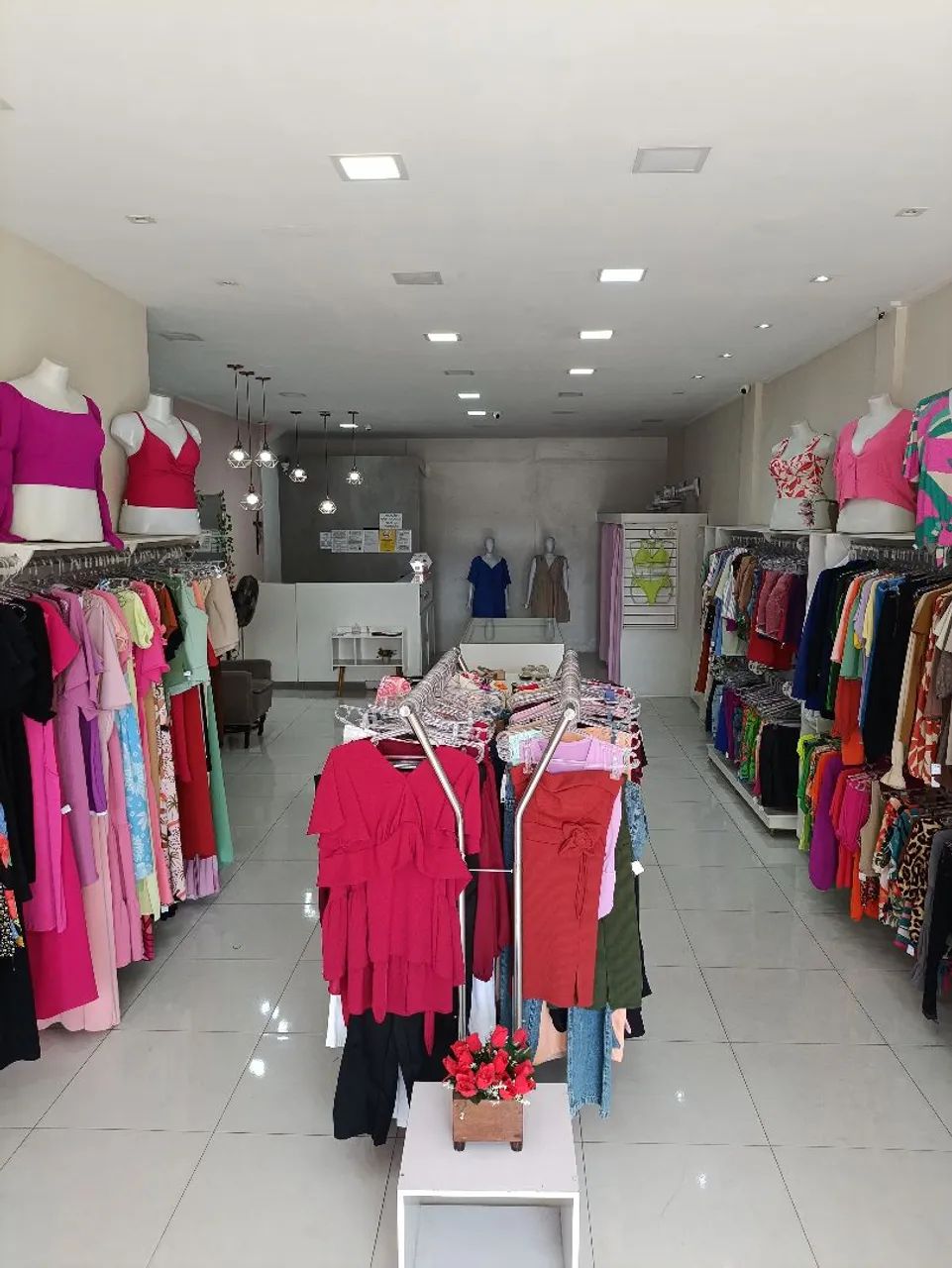 Vendo estrutura de loja de roupas completa! 