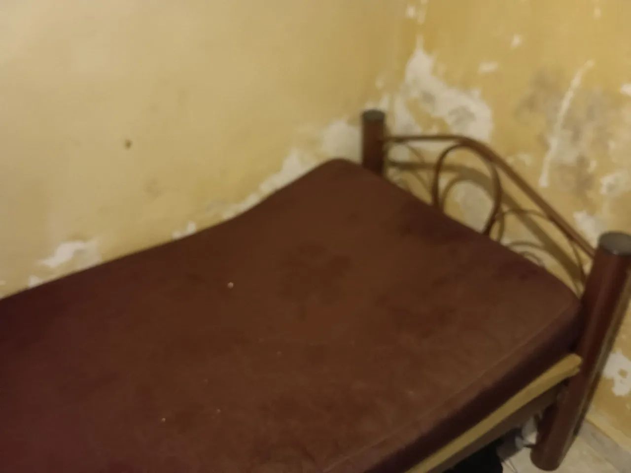 Cama de solteiro, uma de ferro e outra de madeira legítima - Foto 4