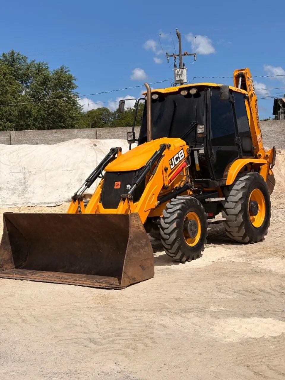 Retroescavadeira JCB 3CX ano 2023 - emplacada