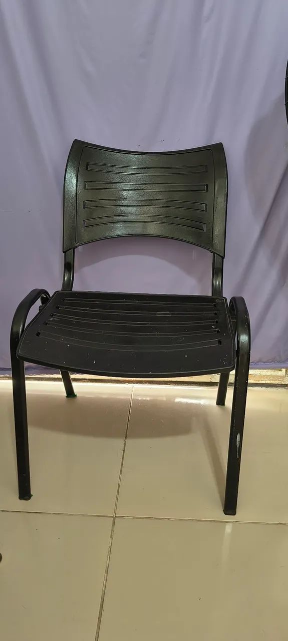 Duas Cadeiras Plásticas Fixas Empilháveis (Modelo Iso)
