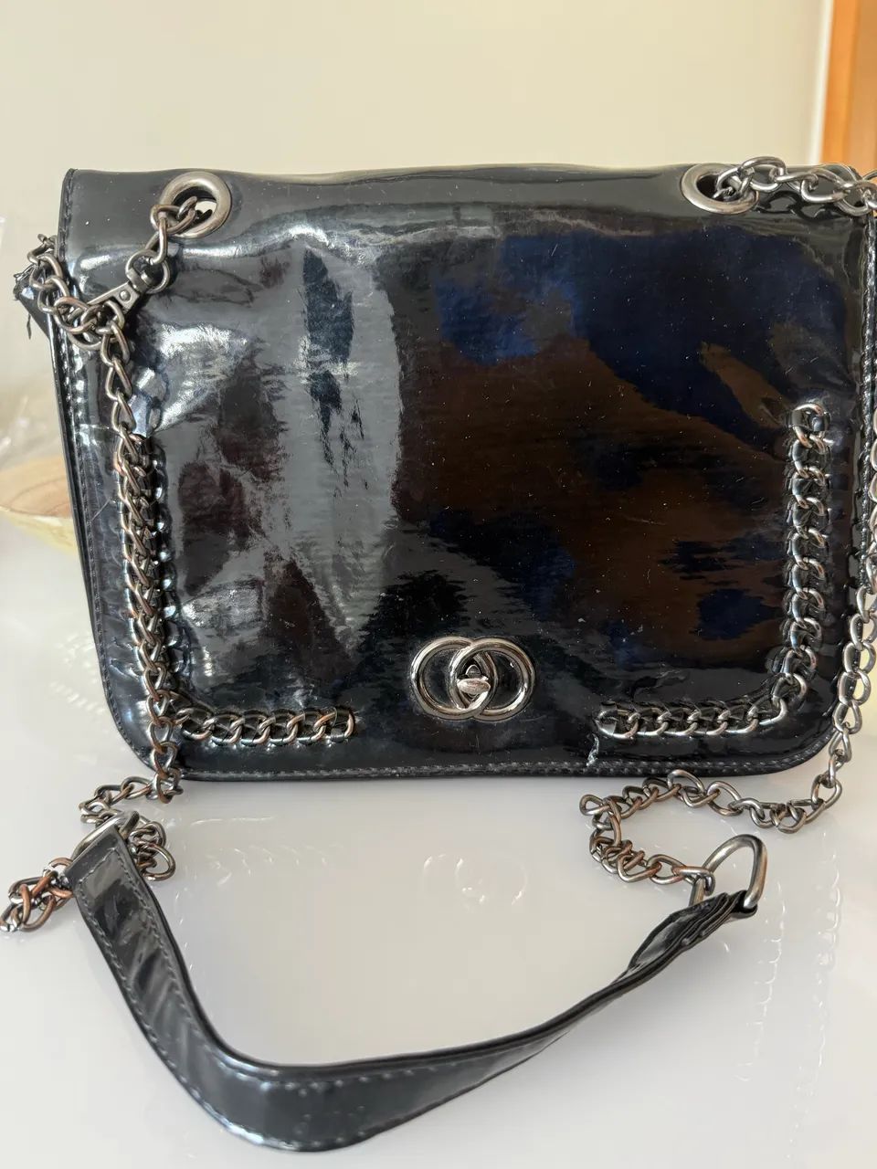 Bolsa média alça transversal preta verniz 