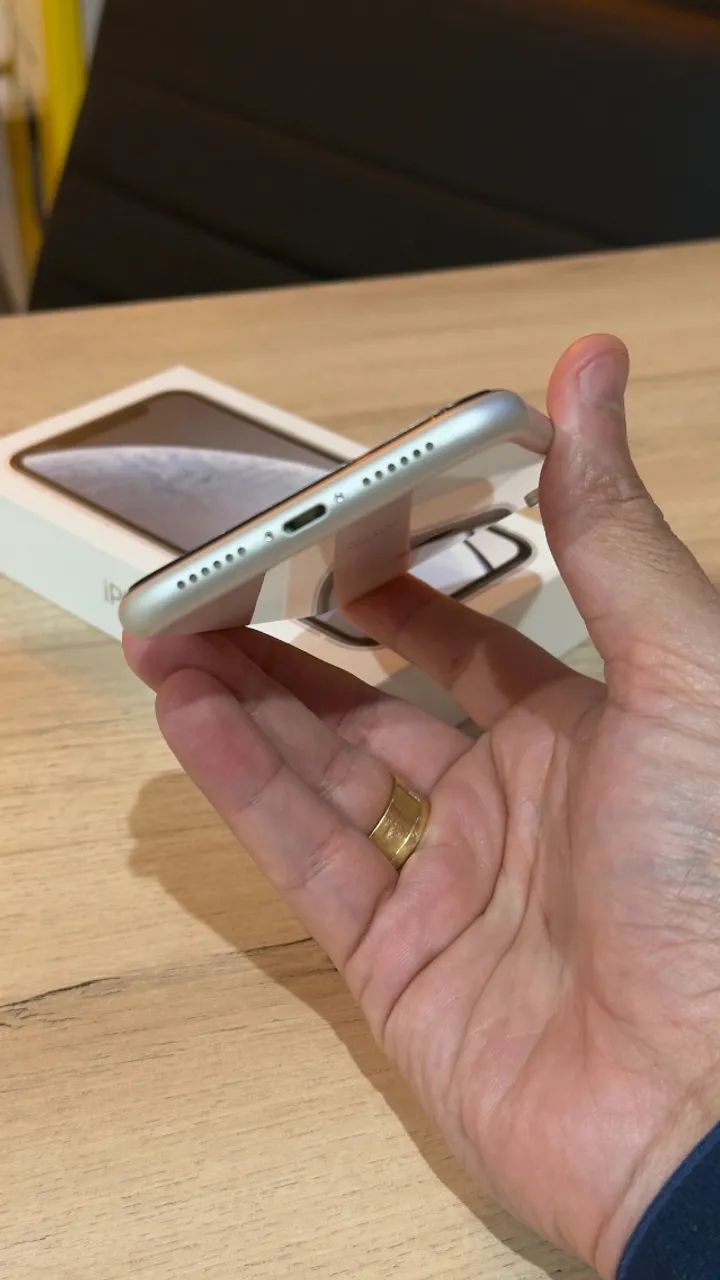 iPhone XR 128GB Branco - Com nota fiscal e 3 meses de garantia