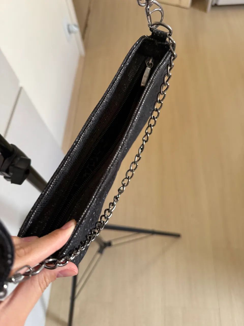 Bolsa Transversal Preta com Brilho e Corrente (Estilo Baguette) - Foto 3
