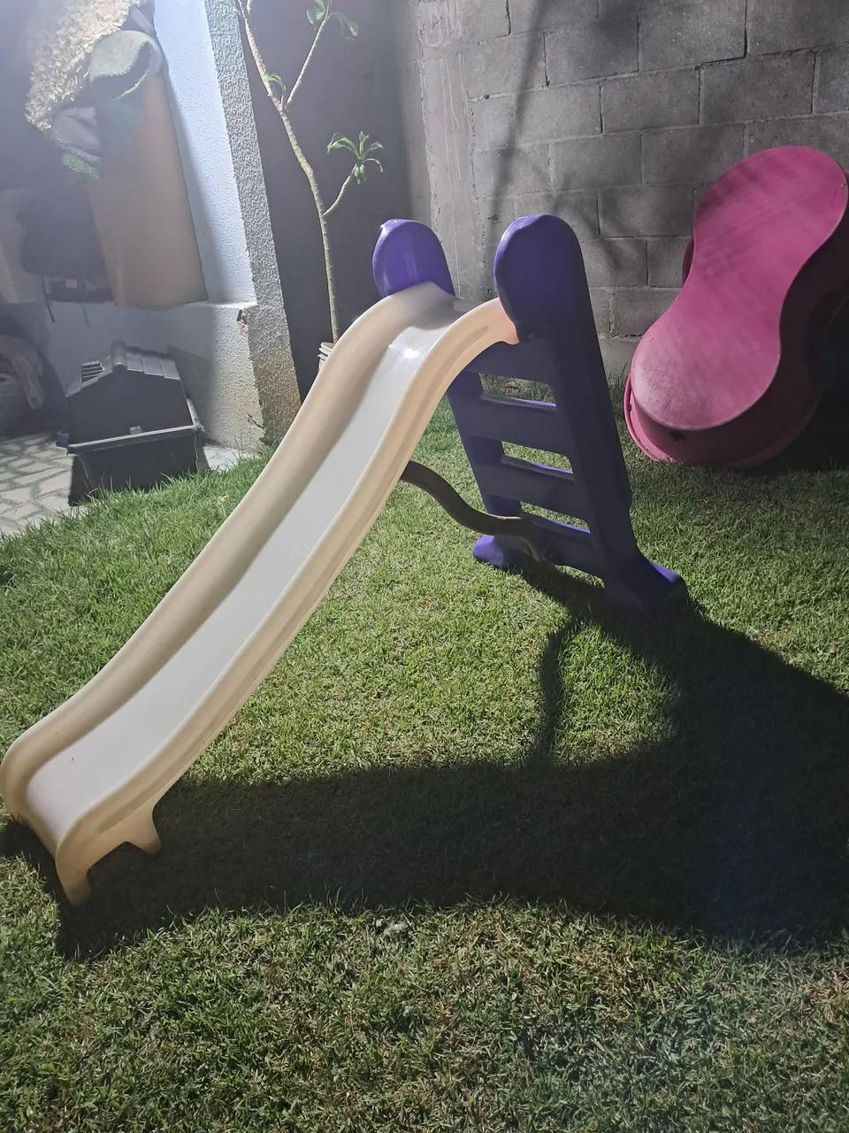 Escorregador e piscina infantil